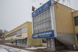Bezár a bazár: 400 dolgozót bocsát el a Szarvasi Vas-Fémipari Zrt. – de jön a segítség